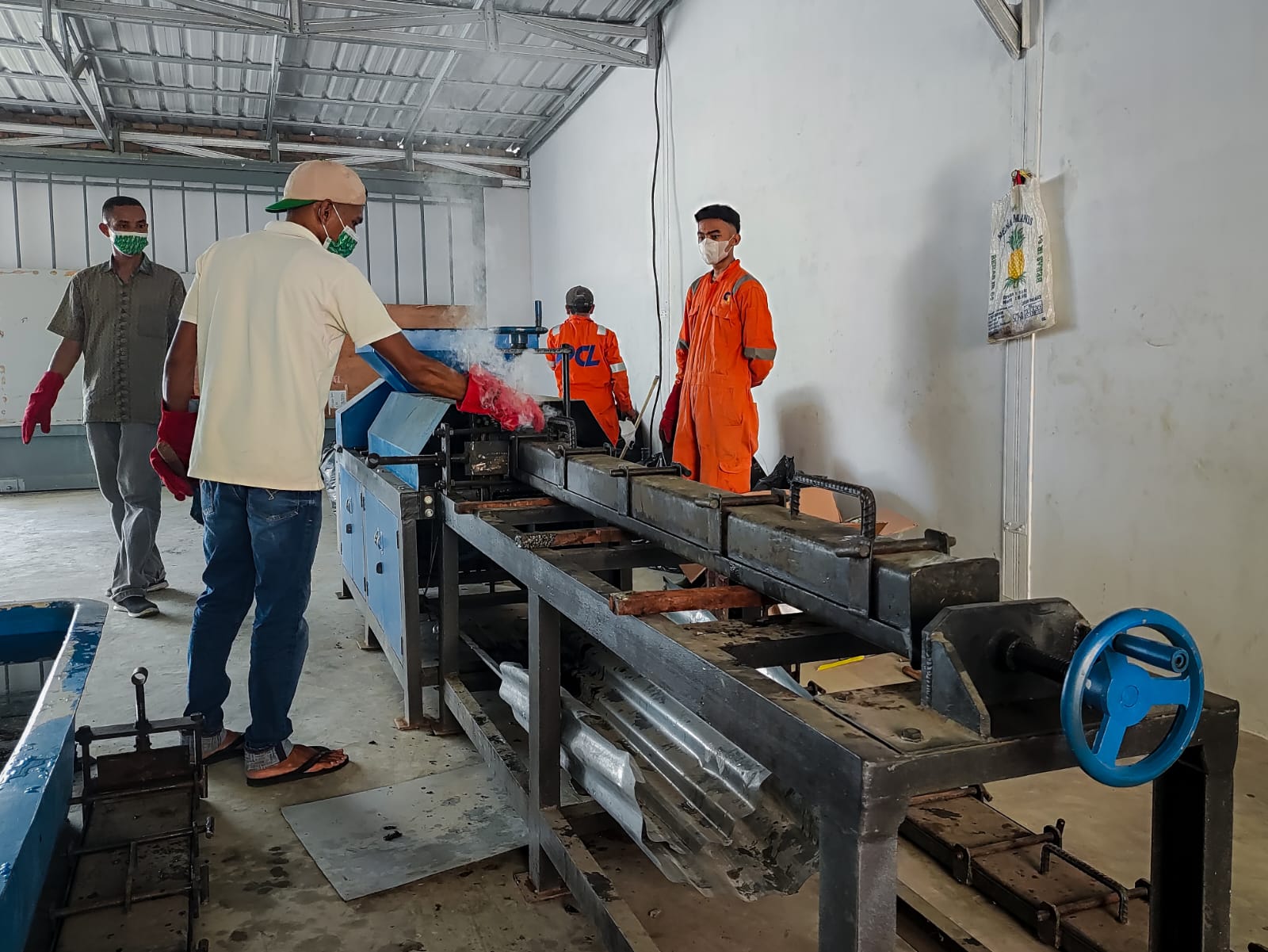 Dukung Program Bobby Nasution, Kecamatan Medan Belawan dan Warga Berinovasi Daur Ulang Sampah Plastik Jadi Balok dan Papan