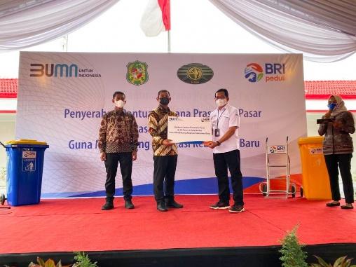 38 Pasar Tradisional Terima CSR Dari BRI, Wiriya Alrahman: Semoga Masyarakat Semakin Nyaman Berbelanja