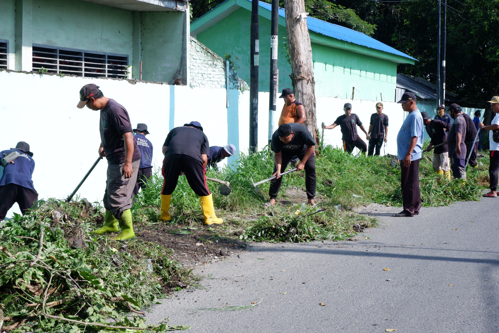 Bersihkan Lingkungan, Gotong Royong Juga Suburkan Rasa Kebersamaan