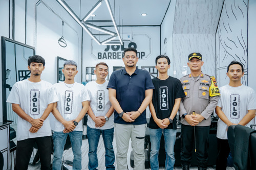 Jolo Barbershop Pekerjakan Dua Lulusan Pelatihan Disnaker Medan