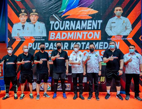 Bobby Nasution Buka Turnamen Badminton PUD Pasar Medan Berkolaborasi