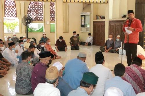 Safari Jumat di Masjid Nurul Islam, Bobby Nasution Serahkan Akte Notaris Koperasi Masjid