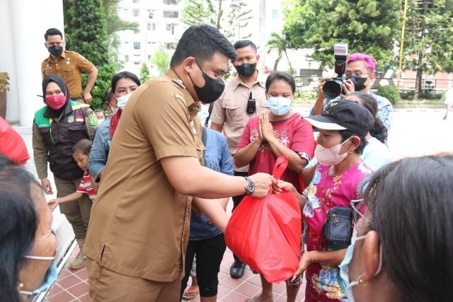 Wali Kota Medan Bagikan Paket Sembako dan Mendengarkan Langsung Keluhan Dari Masyarakat