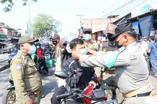 Bulan Bakti Praja Wibawa Sosialisasi Prokes &  Bagi Masker Di 3 Pasar Antisipasi Penyebaran Covid-19