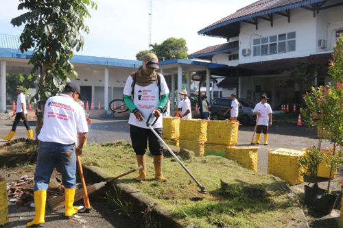 Peringati Hari Lingkungan Hidup, Dinas Kebersihan dan Pertamanan Gelar Aksi Bersih dan Penanaman Bibit Pohon Di Terminal A Pinang Baris