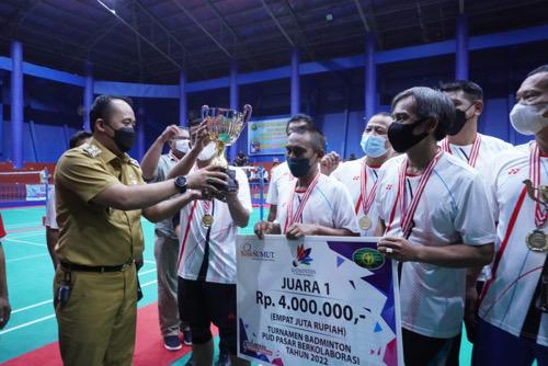 Aulia Rachman Tutup Turnamen Badminton PUD Pasar Berkolaborasi