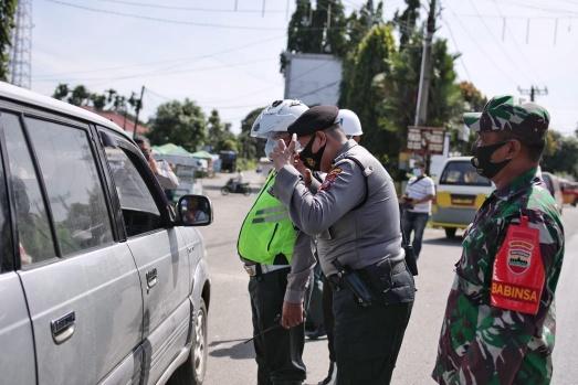 Penyekatan Berlanjut, Petugas Periksa Pengendara Yang Akan Masuk Medan