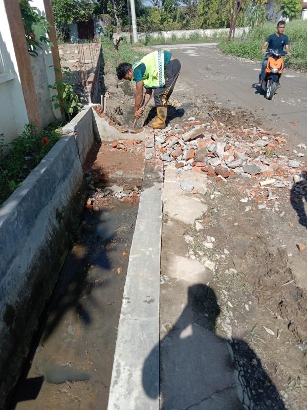 Tindaklanjuti Laporan Warga, Kecamatan Medan Selayang Bongkar Bak Sampah Tutupi Parit