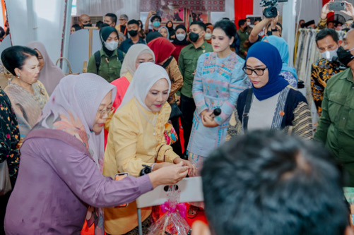 Bobby Nasution & Ketua Dekranasda Medan Dampingi Ibu Negara Tinjau Expo Dekranas