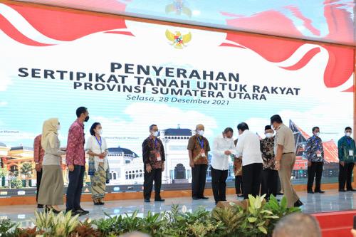 Wakil Wali Kota Saksikan Penyerahan Sertifikat Tanah Untuk Rakyat oleh Menteri ATR/BPN