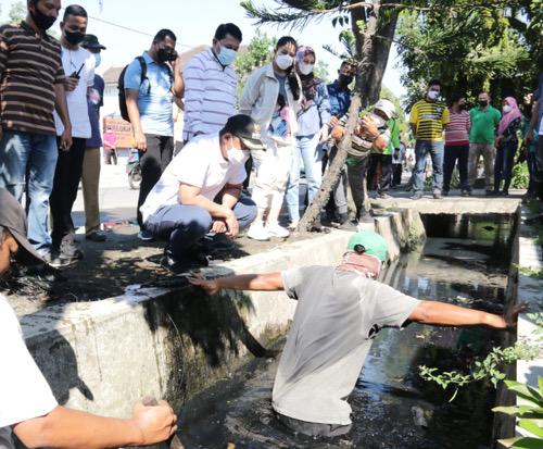 Wali Kota Medan Bersama Ketua TP PKK Kota Medan Meninjau Gotong Royong Massal di Medan Perjuangan