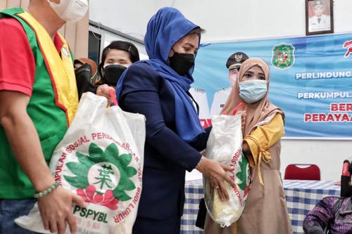 Dinas P3APM Kota Medan Salurkan Bantuan Paket Sembako