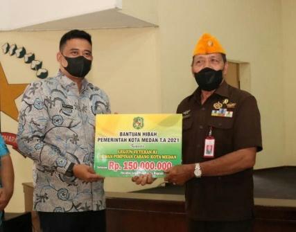 Wali Kota Medan Serahkan Bantuan Dana Hibah Kepada DPC LVRI Kota Medan