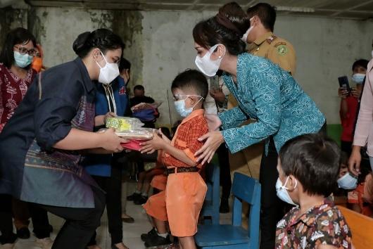 Ketua TP PKK Kota Medan Serahkan Perlengkapan Belajar dan KIA Untuk Anak PAUD