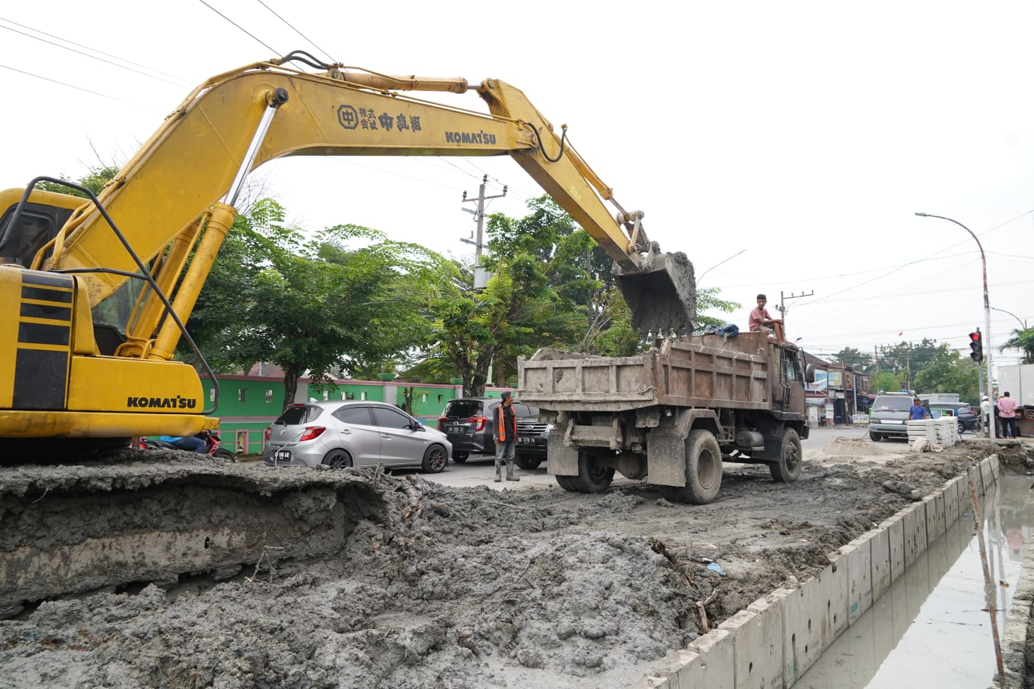 Dinas SDABMBK Perbaiki Saluran Drainase di Jalan Wahid Hasyim dan Sei Mencirim Medan Baru