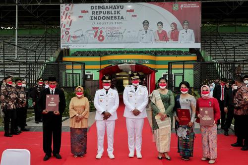 Upacara Penurunan Bendera, Wali Kota Medan Sematkan Tanda Kehormatan Satyalancana Karya Satya