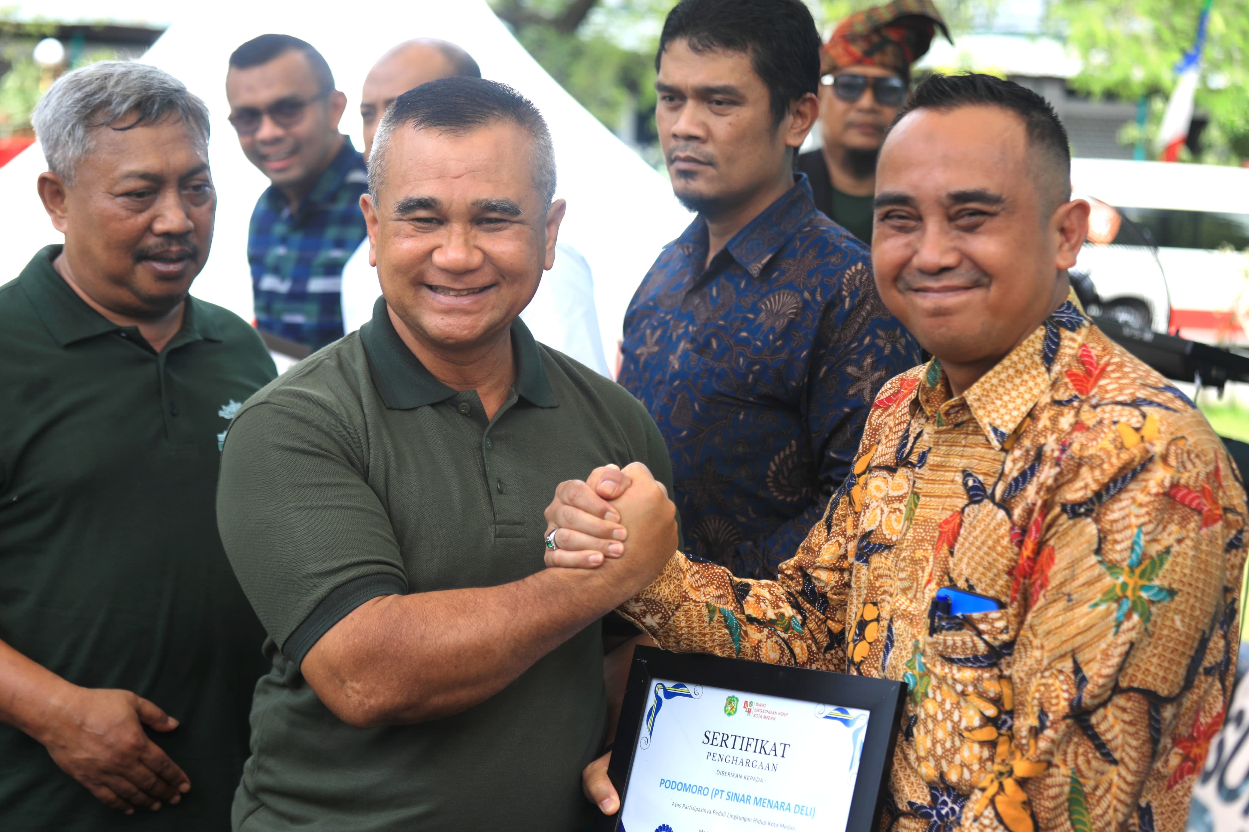 Peringatan Hari Lingkungan Hidup, Pemko Medan Serahkan Bibit Pohon dan Sertifikat Penghargaan