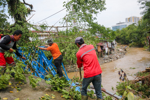 Gotong Royong Peduli Deli, Petugas Bersihkan Sungai di Kawasan Kampung Aur