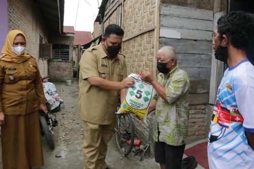 Jajaran Kecamatan Medan Selayang Berikan Bantuan Sembako Kepada Masyarakat Kurang Mampu