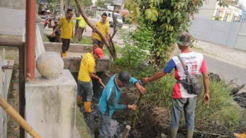 Kecamatan Medan Timur Berkolaborasi Dengan Dinas PU Membuat Lubang Kontrol Drainase