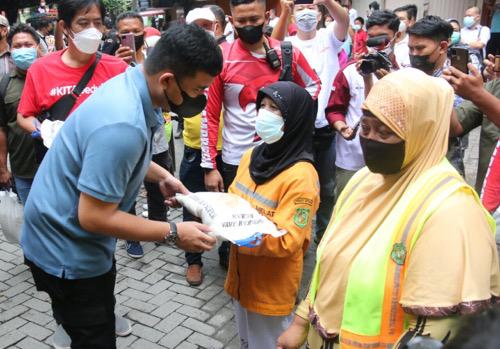 Wali Kota Medan Menyerahkan Bantuan Kepada Petugas Kebersihan Dan Komunitas Masyarakat