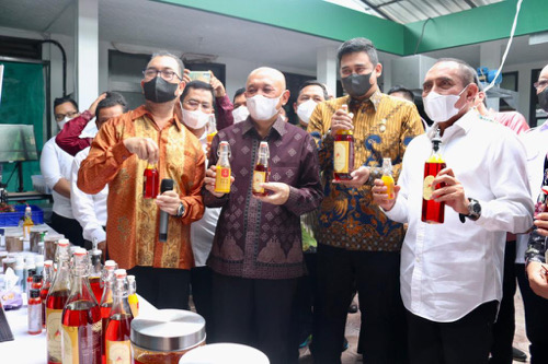 Bobby Nasution Bersama Menteri Koperasi dan UKM Tinjau Produksi Minyak Goreng Merah