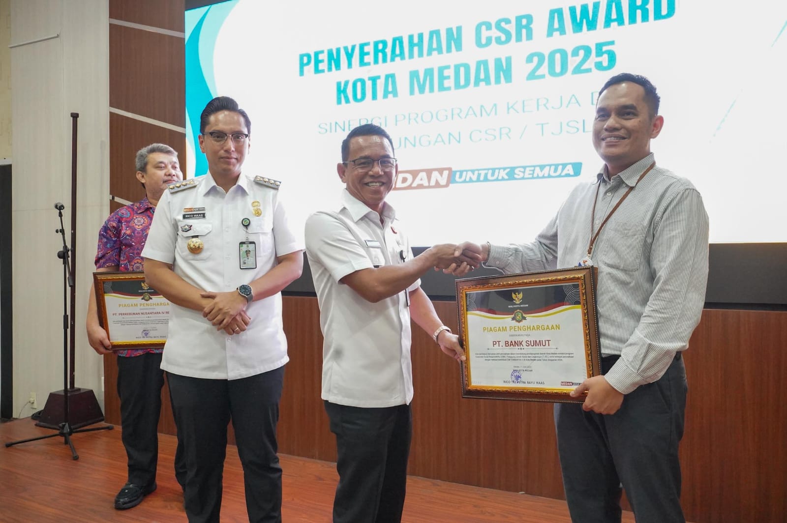 Rico Waas Beri CSR Award pada Perusahaan Terbanyak Salurkan CSR