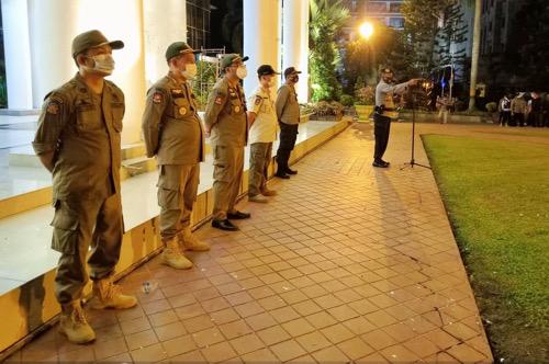 Patroli Prokes dan pengawasan PPKM, Petugas Beri Peringatan dan Tunggu Sampai Pelaku Usaha Tutup