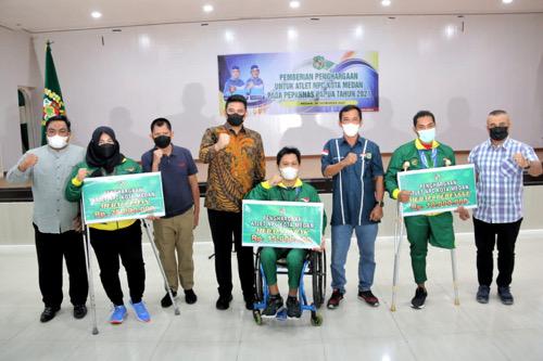 Wali Kota Medan Serahkan Penghargaan dan Tali Asih Kepada Para Atlet NPC Peparnas XVI Papua