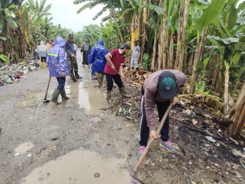 Camat Medan Labuhan Kerahkan Seluruh Petugas P3SU dan Kepling Untuk Membersihkan Tumpukan Sampah