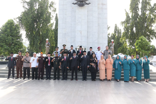 Jelang HUT Kota Medan Ke-432 Tahun, Wali Kota Medan Bersama Ketua TP PKK Kota Medan Berziarah Ke Taman Makam Pahlawan Bukit Barisan