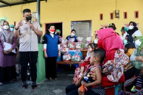 Ketika Bobby Nasution Berikan Solusi pada Seorang Ibu di Posyandu Mangga Medan Denai