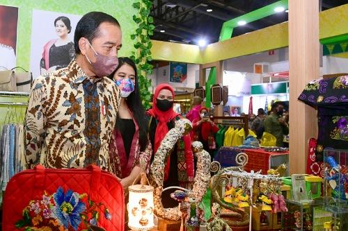 Buka Inacraft 2022, Presiden Kunjungi Paviliun Dekranasda Medan Tampilkan Hasil Kerajinan Unggulan 