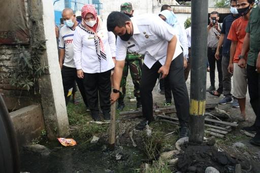 Bobby  Nasution Cek Langsung Kondisi Drainase Penyebab Banjir di Jalan Sunggal