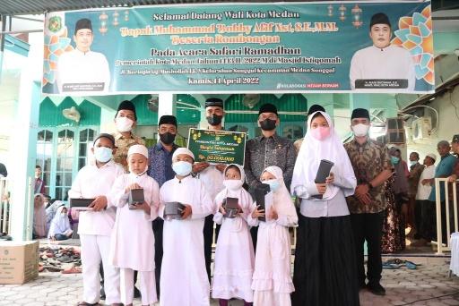 Safari Ramadan di Masjid Istiqomah Sunggal, Bobby Nasution Ajak Umat Muslim Tingkatkan Amal Saleh