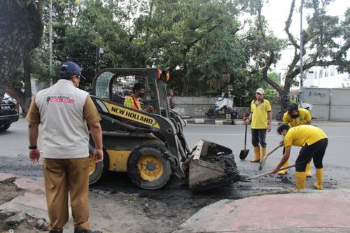 Dinas PU Kolaborasi Bersihkan Kawasan Jalan Adam Malik