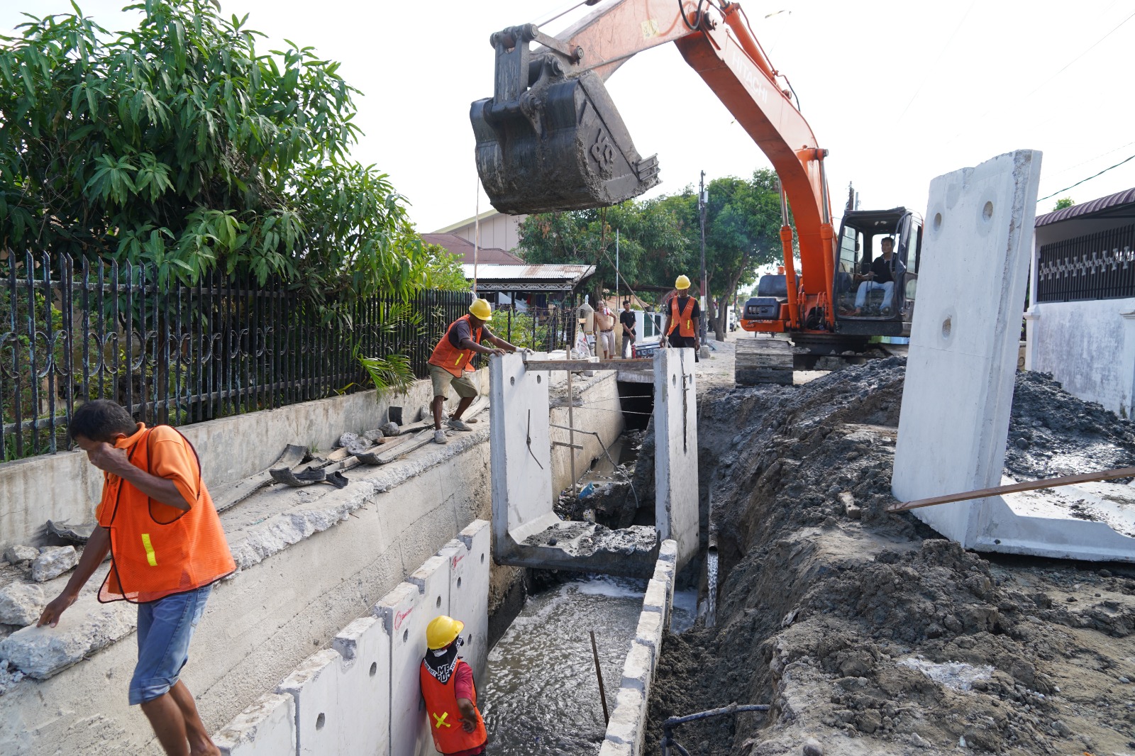 Dinas SDABMBK Pasang U-Dicth di Jalan Maphilindo