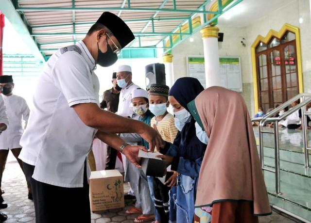 Sekda Apresiasi Program Pembagian Beras Kepada Fakir Miskin Yang Digelar BKM Masjid Al-Muslimin