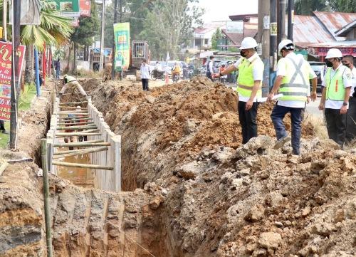 Bobby Nasution Tinjau Pemasangan U-Ditch di Jalan Karya Wisata, Medan Johor