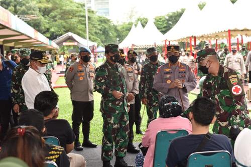 Panglima TNI dan Kapolri Tinjau Vaksinasi di Lapangan Benteng Medan