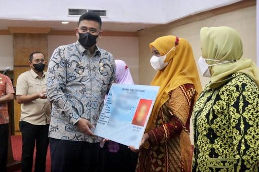 Wali Kota Medan Serahkan Administrasi Kepegawaian dan Tabungan Hari Tua Pada ASN Yang Masuki Pensiun