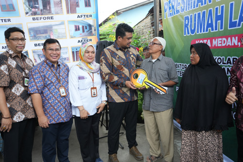 Serahkan Kunci Rumah Secara Simbolis, Warga Menyampaikan Ucapan Terimakasih Kepada Wali Kota Medan