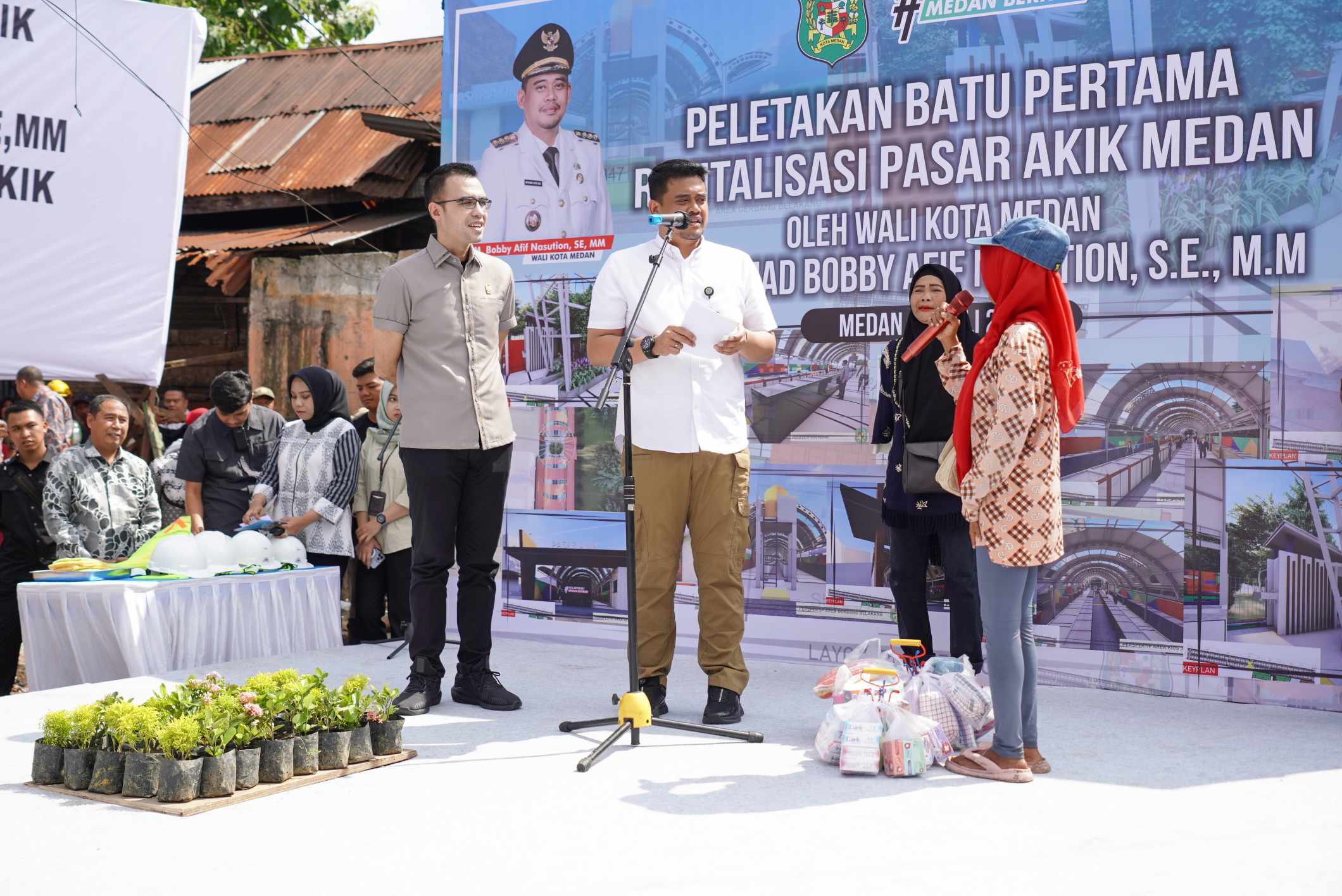 Tak Hanya Potongan Kue Ultah, Bobby Nasution Hadiahi Pedagang Pasar Akik Umroh dan Sepeda Motor