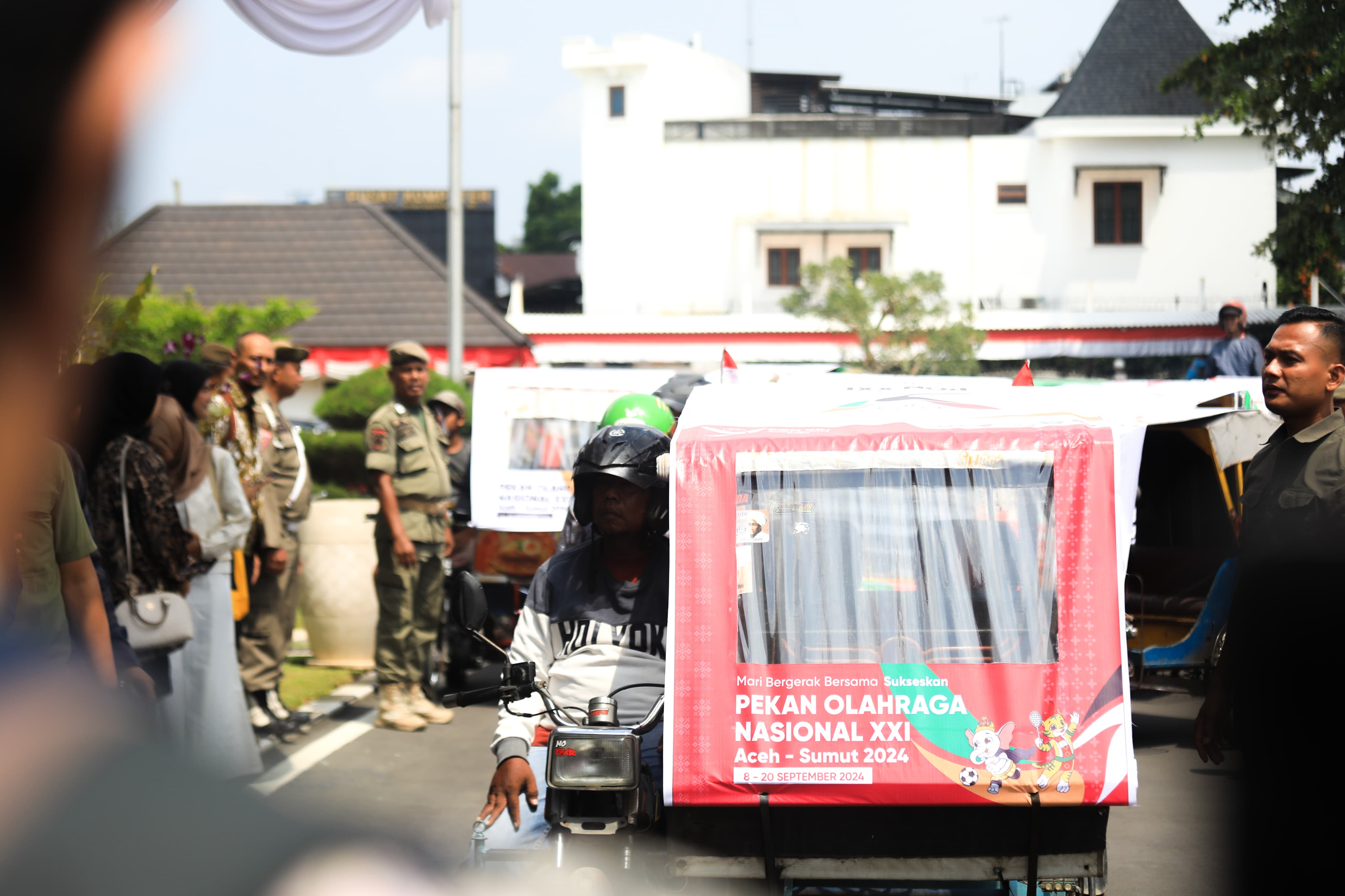 Wakil Wali Kota Medan Bersama Pj Gubernur Sumut Lepas 550 Becak Duta PON 2024