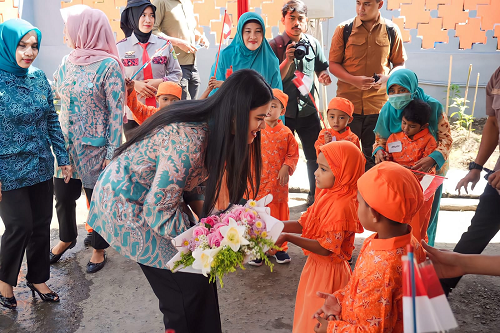 Kahiyang Ayu Bobby Nasution Beri Makanan Tambahan pada Anak Stunting