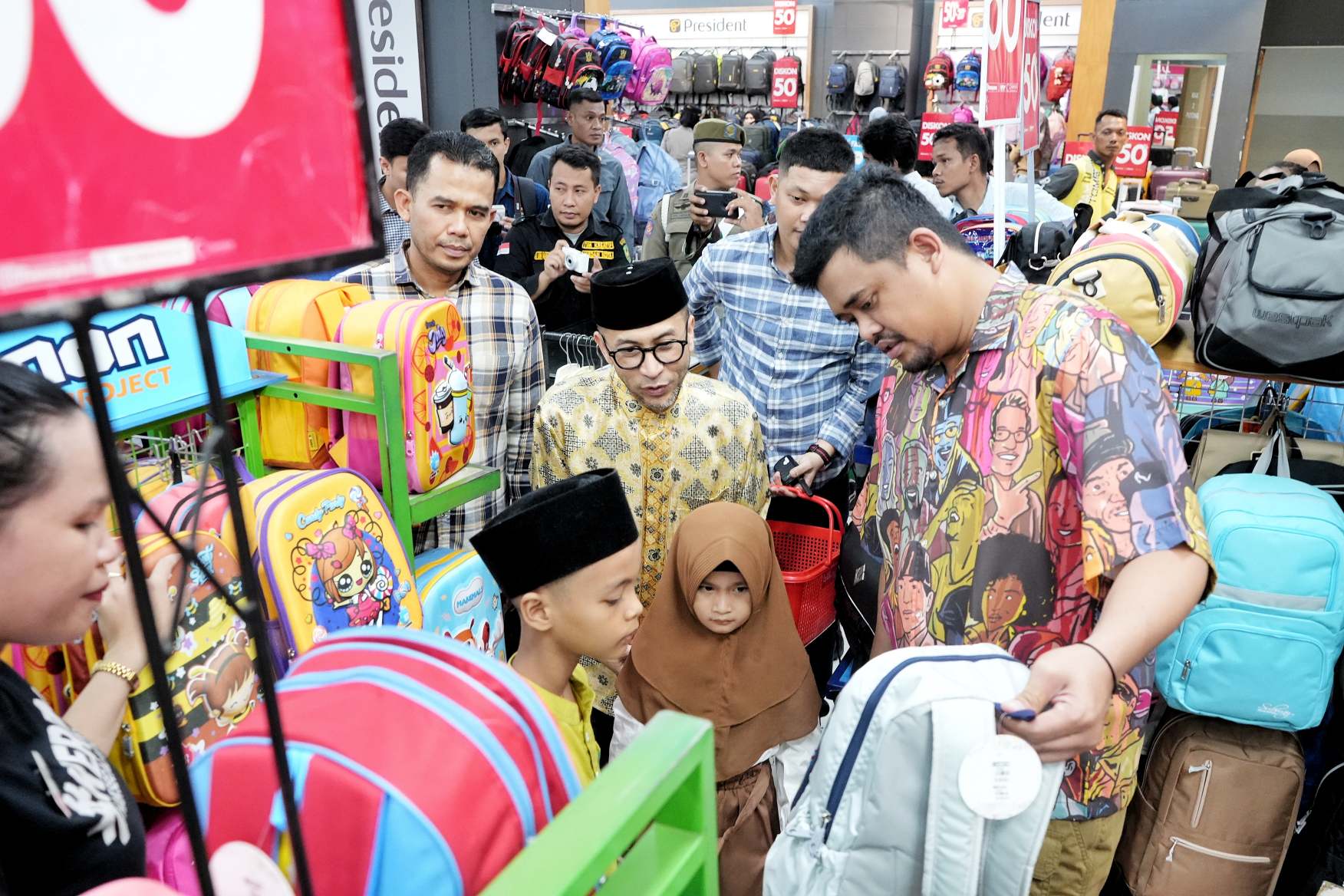 Berbagi Kebahagiaan, Wali Kota Medan Ajak Anak Yatim Berbelanja Baju Lebaran