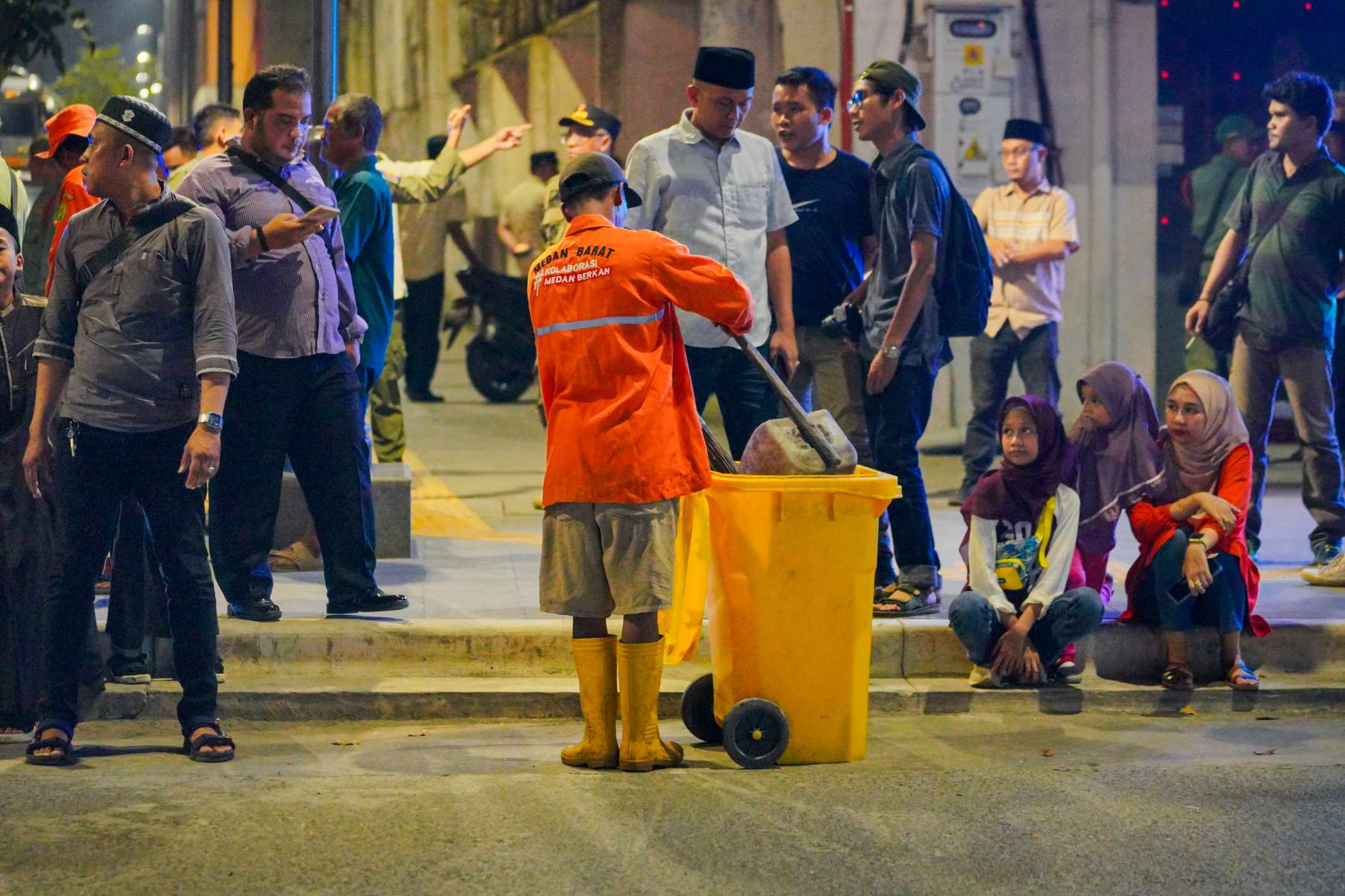 Jaga Kebersihan Medan di Malam Takbiran 1445 H, Petugas Bestari dan P3SU Tetap Siaga Bekerja