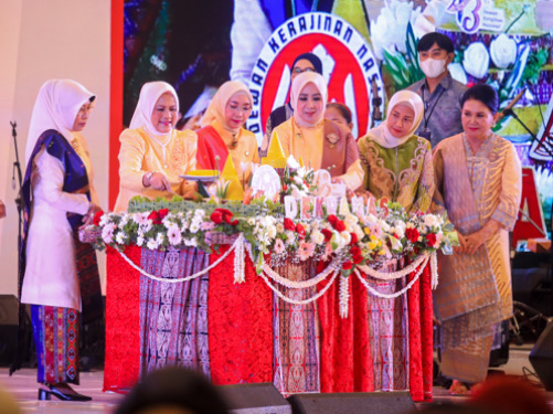 Tandai Peringatan HUT ke-43 Dekranas di Medan, Ibu Negara Potong Nasi Tumpeng