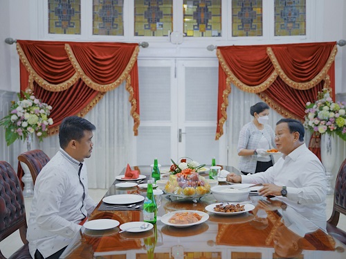 Dijamu Makan Malam Oleh Bobby Nasution, Prabowo Subianto Sukai Menu Roti Jala