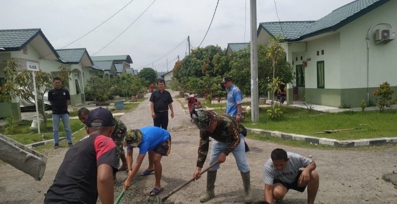 Kepala Lingkungan dan Masyarakat Pulo Brayan Bengkel Baru Kolaborasi Perbaiki Jalan Arlis